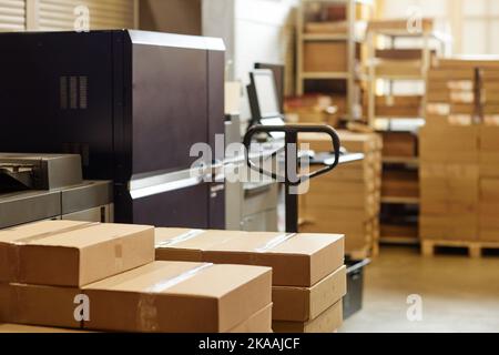 Immagine di sfondo del laboratorio di stampa con particolare attenzione alle scatole in magazzino, spazio di copia Foto Stock