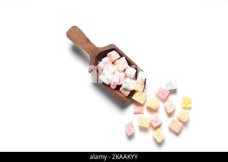 Colorate delizie turche in una paletta di legno, isolate su sfondo bianco Foto Stock