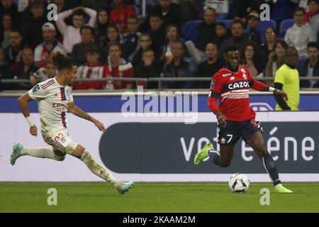 Jonathan BAMBA di Lille e Malo GUSTO di Lione durante il campionato francese Ligue 1 partita di calcio tra Olympique Lyonnais (Lione) e LOSC Lille il 30 ottobre 2022 allo stadio Groupama di Decines-Charpieu vicino Lione, Francia - Foto: Romain Biard/DPPI/LiveMedia Foto Stock