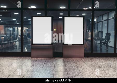Un modello di due striscioni verticali bianche bianche all'interno; un mockup di due cartelloni vuoti all'interno di un centro commerciale o di un terminal aeroportuale wai Foto Stock