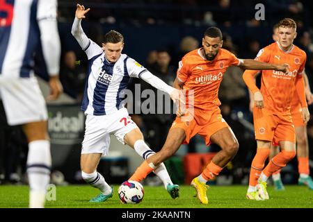 West Bromwich Albion«Taylor Gardner-Hickman e CJ Hamilton di Blackpool durante la partita del campionato Sky Bet tra West Bromwich Albion e Blackpool al Hawthorns di West Bromwich martedì 1st novembre 2022. (Credit: Gustavo Pantano | MI News ) Credit: MI News & Sport /Alamy Live News Foto Stock