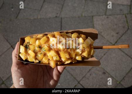 Vista dall'alto, un hot dog in stile coreano, cibo di strada coreano, hot dog con farcitura di patate fritte e salsa di senape al miele. Foto Stock