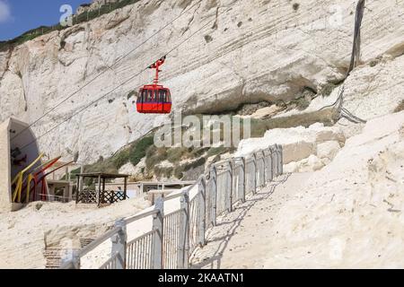 Cabina rossa della funivia che solleva la montagna Foto Stock
