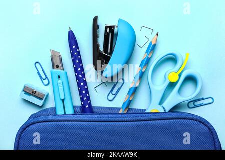 Elegante supporto con cancelleria e pinzatrice diverse su sfondo bianco  Foto stock - Alamy