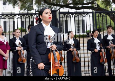 Austin, Texas, Stati Uniti. 1st Nov 2022. Un mariachi dell'Università del Texas ad Austin canta fuori dalle porte della residenza del governatore del Texas mentre le famiglie delle 21 vittime del massacro scolastico di Uvalde del 24 maggio 2022 si riuniscono in onore dei loro cari con una tradizionale cerimonia di dia de los Muertos il 1 novembre, 2022. La tradizionale vacanza messicana si traduce in ''giorno dei morti' (Credit Image: © Bob Daemmrich/ZUMA Press Wire) Foto Stock