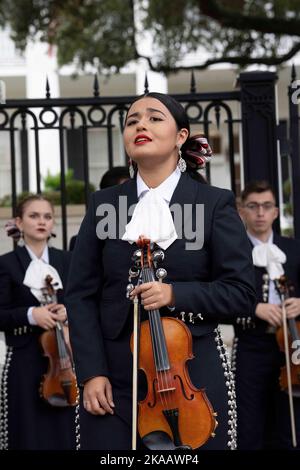 Austin, Texas, Stati Uniti. 1st Nov 2022. Un mariachi dell'Università del Texas ad Austin canta fuori dalle porte della residenza del governatore del Texas mentre le famiglie delle 21 vittime del massacro scolastico di Uvalde del 24 maggio 2022 si riuniscono in onore dei loro cari con una tradizionale cerimonia di dia de los Muertos il 1 novembre, 2022. La tradizionale vacanza messicana si traduce in ''giorno dei morti' (Credit Image: © Bob Daemmrich/ZUMA Press Wire) Foto Stock