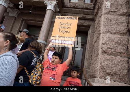 Austin, Texas, Stati Uniti. 1st Nov 2022. I fratelli di Xavier Lopez si trovano fuori dal Campidoglio del Texas mentre le famiglie delle 21 vittime del massacro della scuola di Uvalde del 24 maggio 2022 si riuniscono e più tardi marciano alla Residenza del Governatore in onore dei loro cari con una tradizionale cerimonia di dia de los Muertos il 1 novembre 2022. La tradizionale vacanza messicana si traduce in ''giorno dei morti' (Credit Image: © Bob Daemmrich/ZUMA Press Wire) Foto Stock