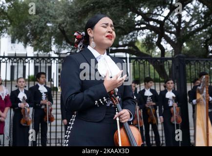 Austin, Texas, Stati Uniti. 1st Nov 2022. Un mariachi dell'Università del Texas ad Austin canta fuori dalle porte della residenza del governatore del Texas mentre le famiglie delle 21 vittime del massacro scolastico di Uvalde del 24 maggio 2022 si riuniscono in onore dei loro cari con una tradizionale cerimonia di dia de los Muertos il 1 novembre, 2022. La tradizionale vacanza messicana si traduce in ''giorno dei morti' (Credit Image: © Bob Daemmrich/ZUMA Press Wire) Foto Stock