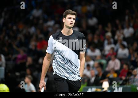 Parigi, Francia. 1 novembre 2022, Hubert Hurkacz di Polonia durante il Rolex Paris Masters, torneo ATP Masters 1000 di tennis, il 1 novembre 2022 presso l'Accor Arena di Parigi, Francia. Foto di Victor Joly/ABACAPRESS.COM Foto Stock