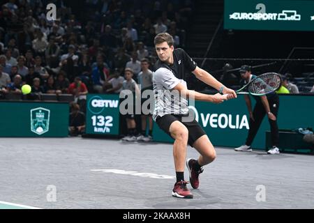 Parigi, Francia. 1 novembre 2022, Hubert Hurkacz di Polonia durante il Rolex Paris Masters, torneo ATP Masters 1000 di tennis, il 1 novembre 2022 presso l'Accor Arena di Parigi, Francia. Foto di Victor Joly/ABACAPRESS.COM Foto Stock