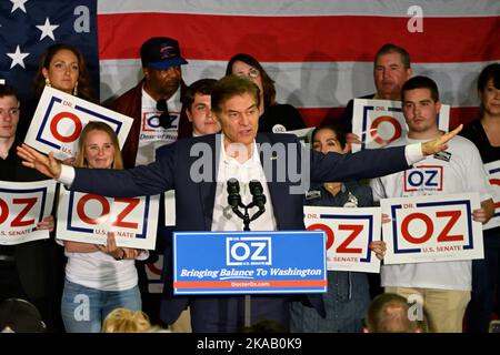 Bensalem, Stati Uniti. 01st Nov 2022. Il Dott. Mehmet Oz, candidato repubblicano per il Senato degli Stati Uniti parla durante un raduno a Bensalem, PA, USA il 1 novembre. 2022. Con una settimana a sinistra fino al giorno delle elezioni, Oz e la sua opposizione, il candidato democratico PA Lt. Gov. John Fetterman, organizzano rally nello Stato di Keystone per trovare supporto per le loro campagne in una gara a coscia e a vista chiusa di un seggio al Senato degli Stati Uniti della Pennsylvania. Credit: OOGImages/Alamy Live News Foto Stock