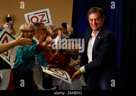 Bensalem, Stati Uniti. 01st Nov 2022. Il Dott. Mehmet Oz, candidato repubblicano per il Senato degli Stati Uniti tiene un raduno a Bensalem, PA, Stati Uniti d'America il 1 novembre. 2022. Con una settimana a sinistra fino al giorno delle elezioni, Oz e la sua opposizione, il candidato democratico PA Lt. Gov. John Fetterman, organizzano rally nello Stato di Keystone per trovare supporto per le loro campagne in una gara a coscia e a vista chiusa di un seggio al Senato degli Stati Uniti della Pennsylvania. Credit: OOGImages/Alamy Live News Foto Stock