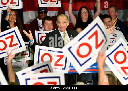 Bensalem, Stati Uniti. 01st Nov 2022. Il Dott. Mehmet Oz, candidato repubblicano per il Senato degli Stati Uniti tiene un raduno a Bensalem, PA, Stati Uniti d'America il 1 novembre. 2022. Con una settimana a sinistra fino al giorno delle elezioni, Oz e la sua opposizione, il candidato democratico PA Lt. Gov. John Fetterman, organizzano rally nello Stato di Keystone per trovare supporto per le loro campagne in una gara a coscia e a vista chiusa di un seggio al Senato degli Stati Uniti della Pennsylvania. Credit: OOGImages/Alamy Live News Foto Stock