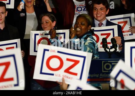 Bensalem, Stati Uniti. 01st Nov 2022. Il Dott. Mehmet Oz, candidato repubblicano per il Senato degli Stati Uniti tiene un raduno a Bensalem, PA, Stati Uniti d'America il 1 novembre. 2022. Con una settimana a sinistra fino al giorno delle elezioni, Oz e la sua opposizione, il candidato democratico PA Lt. Gov. John Fetterman, organizzano rally nello Stato di Keystone per trovare supporto per le loro campagne in una gara a coscia e a vista chiusa di un seggio al Senato degli Stati Uniti della Pennsylvania. Credit: OOGImages/Alamy Live News Foto Stock