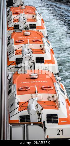 3 scialuppe di salvataggio sull'Holland America Nieuw Statendam Foto Stock