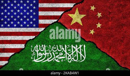 USA, Cina e Arabia Saudita si bandierano insieme su un muro strutturato. Relazioni tra Arabia Saudita, Cina e Stati Uniti d'America Foto Stock