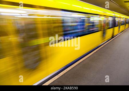 partenza, arrivo della metropolitana in movimento come simbolo nella stazione Foto Stock