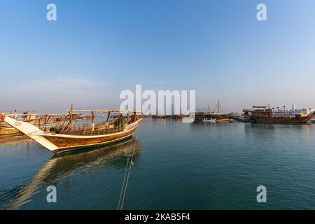 Dhow arabo tradizionale nella Corniche di Doha, Qatar. Foto Stock