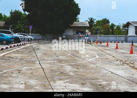 Test di guida e area di addestramento con test di simulazione per patente di guida. Scuola di guida pratica zona di traffico con pole segnaletica e coni arancioni e la strada Foto Stock