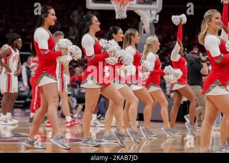 Columbus, Ohio, Stati Uniti. 1st Nov 2022. La squadra di ballo degli Ohio state Buckeyes si esibisce durante la partita tra i Chaminade Silverswords e gli Ohio state Buckeyes presso la Value City Arena, Columbus, Ohio. (Credit Image: © Scott Stuart/ZUMA Press Wire) Foto Stock