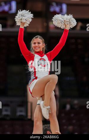 Columbus, Ohio, Stati Uniti. 1st Nov 2022. Una cheerleader degli Ohio state Buckeyes durante la partita tra i Chaminade Silverswords e gli Ohio state Buckeyes presso la Value City Arena, Columbus, Ohio. (Credit Image: © Scott Stuart/ZUMA Press Wire) Foto Stock