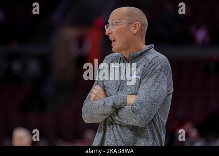 Columbus, Ohio, Stati Uniti. 1st Nov 2022. Eric Bovaird, allenatore capo di Chaminade Silverswords, a bordo strada durante la partita tra i Chaminade Silverswords e gli Ohio state Buckeyes presso la Value City Arena, Columbus, Ohio. (Credit Image: © Scott Stuart/ZUMA Press Wire) Foto Stock