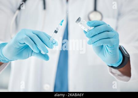 Flaconcino di vaccino di Covid, mani del medico e iniezione medica, salute farmaco e la sicurezza dei batteri con la medicina di richiamo shot in ospedale. Corona di primo piano Foto Stock