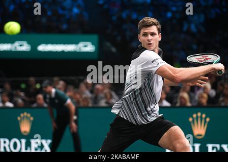 Parigi, Francia. 01/11/2022, Hubert Hurkacz di Polonia durante il Rolex Paris Masters, ATP Masters 1000 torneo di tennis, il 1 novembre 2022 presso l'Accor Arena di Parigi, Francia. Foto di Victor Joly/ABACAPRESS.COM Foto Stock