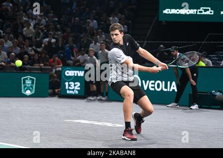 Parigi, Francia. 01/11/2022, Hubert Hurkacz di Polonia durante il Rolex Paris Masters, ATP Masters 1000 torneo di tennis, il 1 novembre 2022 presso l'Accor Arena di Parigi, Francia. Foto di Victor Joly/ABACAPRESS.COM Foto Stock