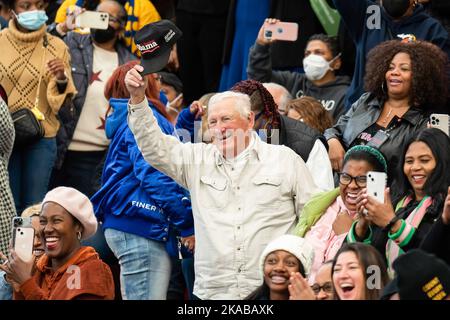 Detroit, Michigan, Stati Uniti. 29th Ott 2022. I tifosi partecipano al Rally Get out the Vote di Detroit. I Michigan Democrats tengono un Rally di voto per il governatore Gretchen Whitmer con il presidente Barack Obama in vista delle elezioni di medio termine del 2022. (Credit Image: © Dominick Sokotoff/SOPA Images via ZUMA Press Wire) Foto Stock