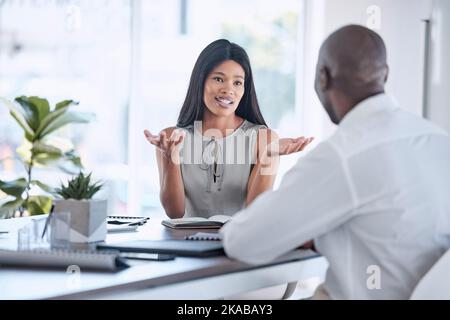 Intervista di lavoro, reclutamento e uomo nero e donna nera che parlano, avendo conversazione e discussione. Dirigenza, capo e donna in riunione di affari Foto Stock