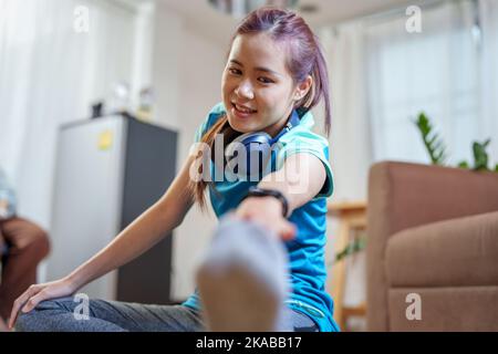 sollievo dallo stress, rilassamento muscolare, esercizi respiratori, esercizio fisico, meditazione, Ritratto di giovane donna asiatica che rilassa il suo corpo dal lavoro di ufficio vicino Foto Stock