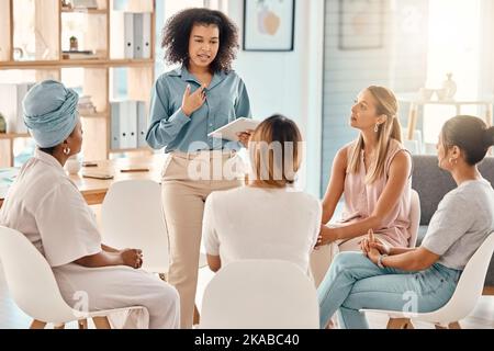 Leadership, presentazione e business donne in riunione per la strategia, la pianificazione e la presentazione di idee al team. Emancipazione, diversità e donna nera Foto Stock