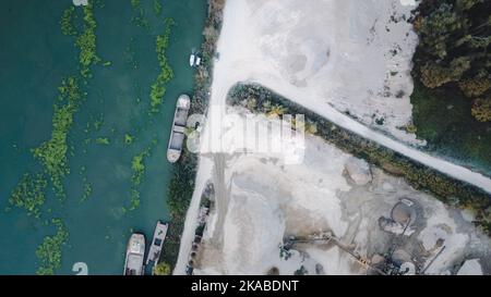 Vista dall'alto di un grande impianto produttivo in paesaggio sul po, Piacenza Italia Foto Stock