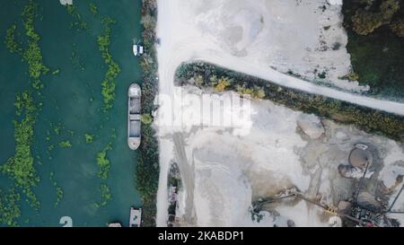 Vista dall'alto di un grande impianto produttivo in paesaggio sul po, Piacenza Italia Foto Stock