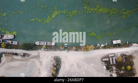 Vista dall'alto di un grande impianto produttivo in paesaggio sul po, Piacenza Italia Foto Stock