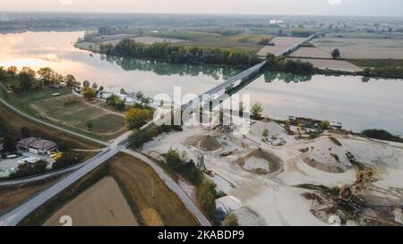 Vista dall'alto di un grande impianto produttivo in paesaggio sul po, Piacenza Italia Foto Stock