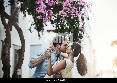 Mi fai sentire come un adolescente innamorato, una coppia affettuosa che si bacia fuori. Foto Stock