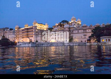 Vista sul lago di Pichola al tramonto, Udaipur, India Foto Stock