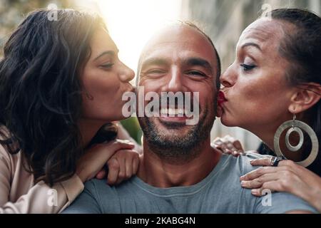Baci delle mie due Signore preferite, due donne che baciano il loro amico maschio sulle guance. Foto Stock