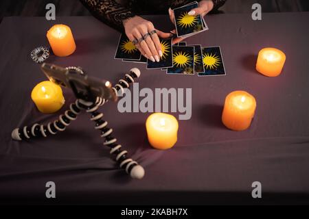 Fortune teller leggere le linee di fortuna sullo schermo smartphone, online fortuna raccontare applicazione. Letture psichiche palmistry e concetto di chiaroveggenza wit Foto Stock