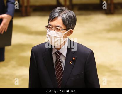 Tokyo, Giappone. 2nd Nov 2022. Il Ministro degli interni giapponese Minoru Terada lascia la sessione ad hoc del comitato della Camera superiore sull'etica politica e il sistema elettorale alla Dieta nazionale di Tokyo mercoledì 2 novembre 2022. Credit: Yoshio Tsunoda/AFLO/Alamy Live News Foto Stock