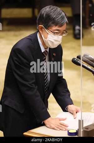 Tokyo, Giappone. 2nd Nov 2022. Il Ministro degli interni giapponese Minoru Terada spiega lo scopo del progetto di legge alla sessione ad hoc del comitato della Camera superiore sull'etica politica e il sistema elettorale alla Dieta nazionale di Tokyo mercoledì 2 novembre 2022. Credit: Yoshio Tsunoda/AFLO/Alamy Live News Foto Stock