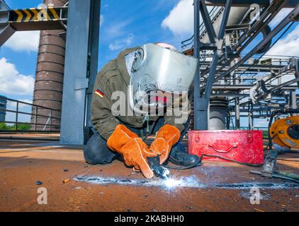 Saldatore al lavoro presso il famoso sito industriale di Neuenkirchen Foto Stock