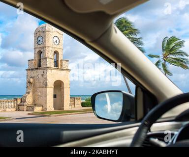 Worth Avenue torre dell'orologio a Palm Beach Florida USA, vista da un finestrino dell'auto Foto Stock