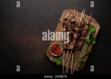 kebab cinesi su spiedini di bambù, vista dall'alto Foto Stock