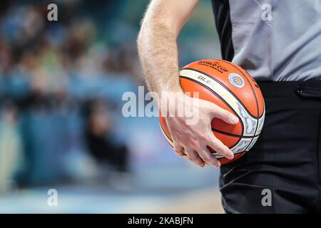 Spagna, Tenerife, 23 settembre 2018: Arbitro maschile tiene la palla durante la FIBA Women's Basketball World Cup Foto Stock