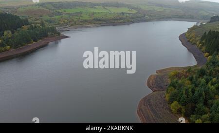 Foto aeree del drone che mostrano il resevoir di Pontsticill ancora mezzo vuoto in Powys Wales dopo le condizioni di siccità durante l'estate. Ottobre 2022 Foto Stock