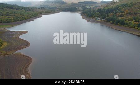 Foto aeree del drone che mostrano il resevoir di Pontsticill ancora mezzo vuoto in Powys Wales dopo le condizioni di siccità durante l'estate. Ottobre 2022 Foto Stock