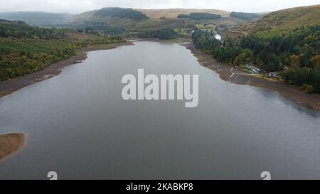 Foto aeree del drone che mostrano il resevoir di Pontsticill ancora mezzo vuoto in Powys Wales dopo le condizioni di siccità durante l'estate. Ottobre 2022 Foto Stock